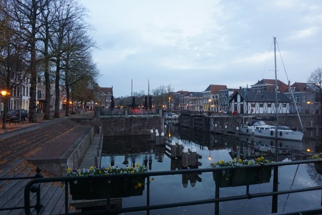 Herfstochtend, Lingehaven. Rechts ligt onze Dulce.