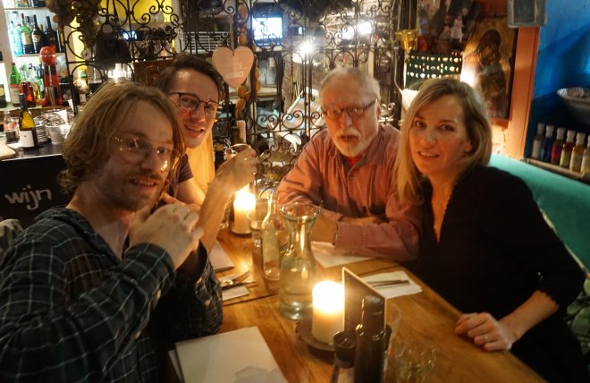 Met vlnr Bas, Rommert en Floor in Grieks Restaurant Sirtaki in Utrecht.