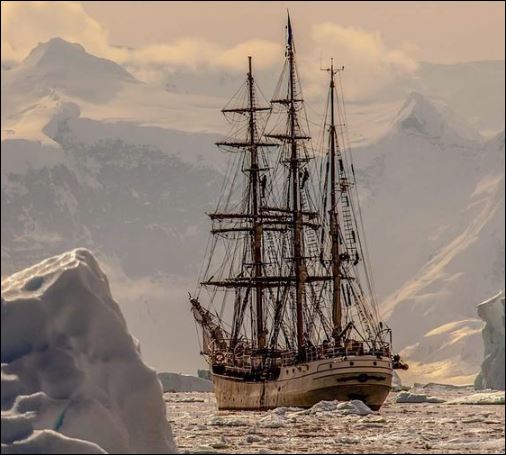 De Bark Europa bij Antarctica.