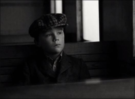 Thijs (9) speelt de 6-jarige Ramses Shaffy in een filmpje op DWDD.