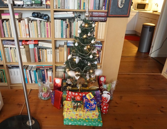 Ons kerstboompje met de cadeautjes voor de kinderen en de kleinkinderen staat klaar.