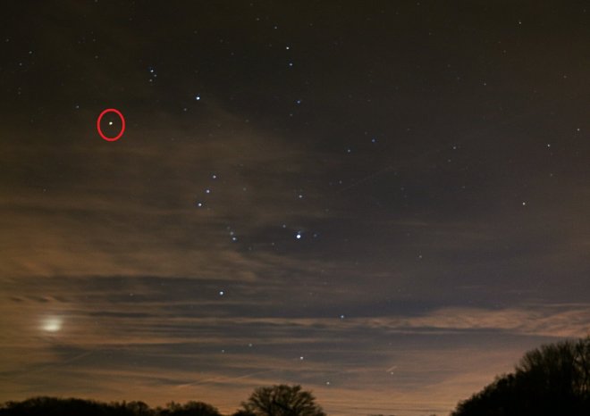 Het sterrenbeeld Orion met de Gordel van Orion (de 3 sterren op een rijtje) en in de rode cirkel de ster Betelgeuze.