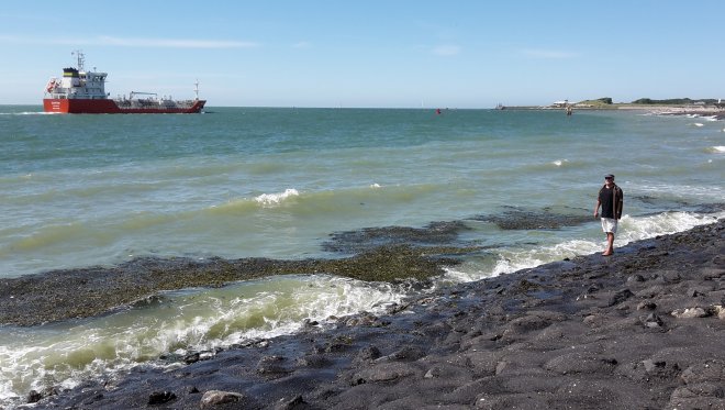 Boulevard Vlissingen. Een schip verlaat de Westerschelde door de Sardijngeul naar zee.