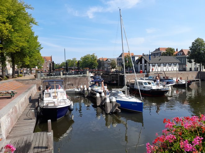 De Lingehaven uit ons raam vanmorgen.