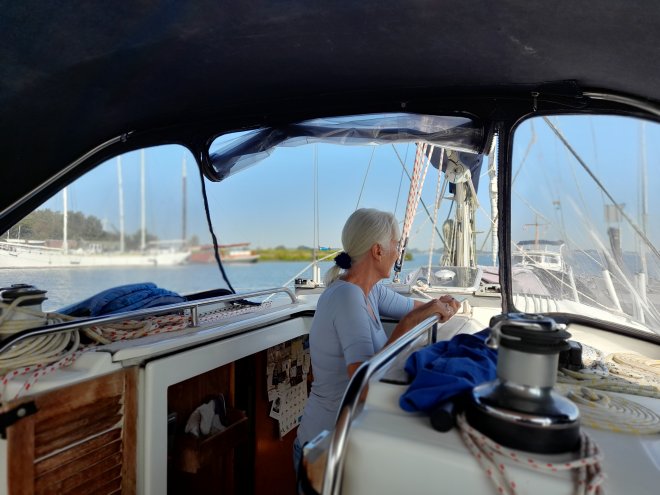 Aan het noordelijk remmingwerk van de Volkeraksluis.