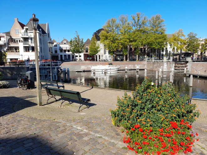 Ons huis (links) en Het Eind gezien vanaf de Kriekenmarkt.