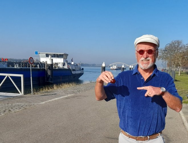 Buiten de Waterpoort. Er liggen erg veel kastanjes dit jaar.