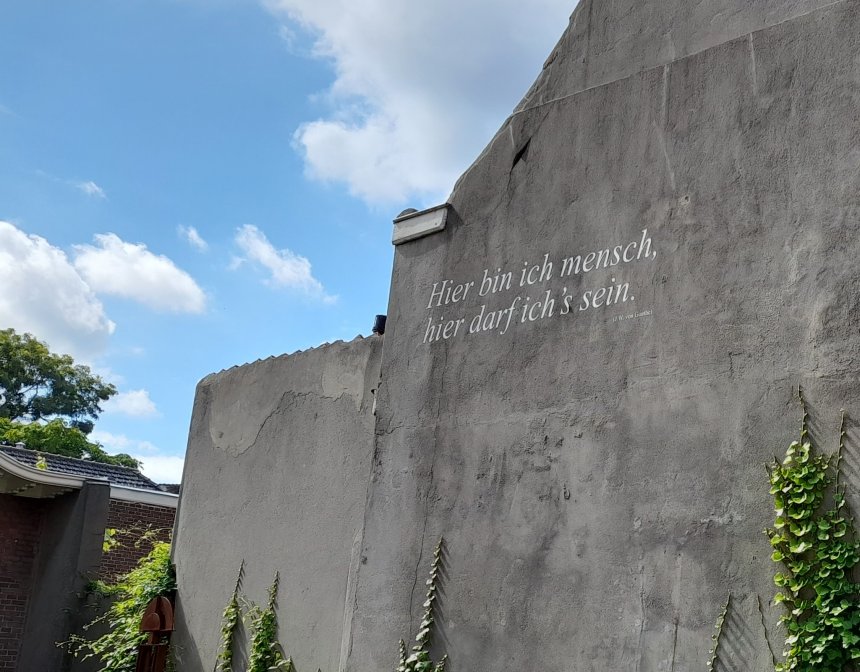 Ook in Middelburg staat er poëzie op de muren, onder meer uit de 