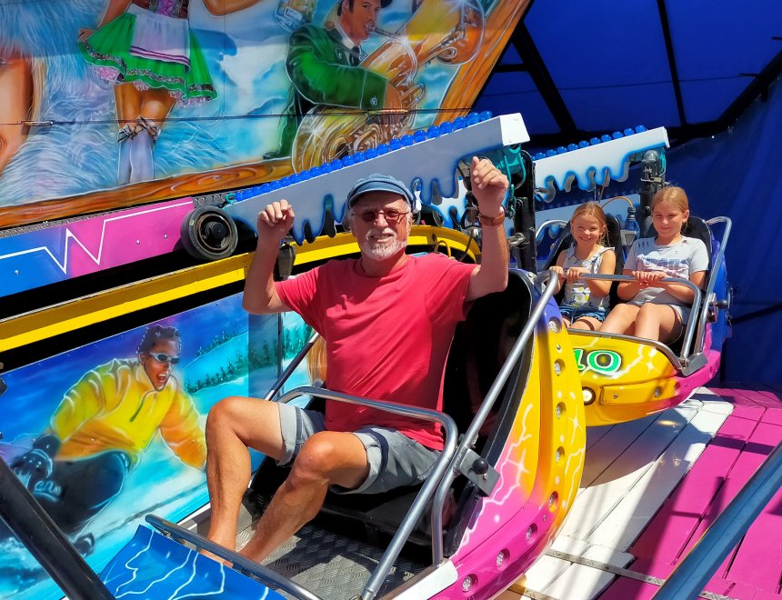 Op de kermis in Vlissingen. Nu gaat het nog goed. Achter me Lina-Mae en Vajèn.