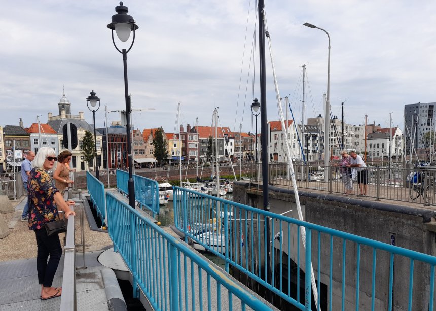 Vlissingen. Een zeiljacht vaart onze jachthaven uit (foto van eergisteren).