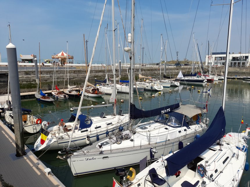Dulce in de haven van de RNSYC, onder de kademuur aan stadszijde.. Rechts het havenkantoor.