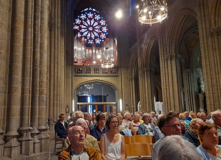 Het Schyvenorgel onder het roosvenster in de Petrus- en Pauluskerk. Iedereen zit er met de rug naar toe.
