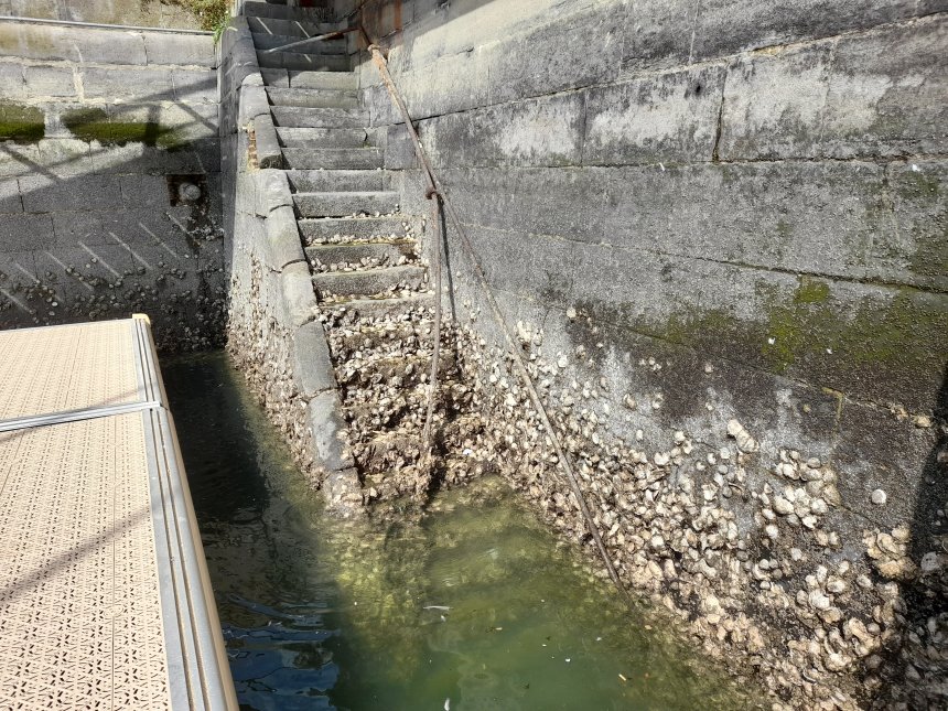 Oostende. Een oude trap, niet meer in gebruik, in de hoek van de RNSYC-jachthaven.