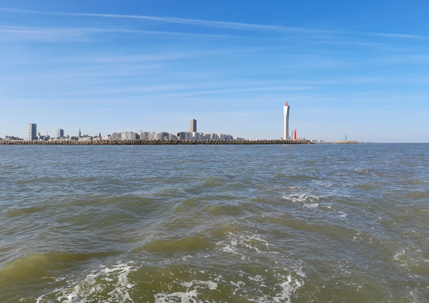 Achter ons verdwijnt Oostende.