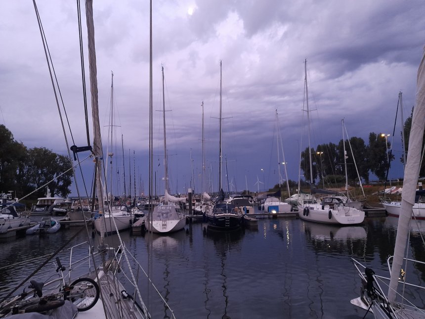 Numansdorp vanmorgen vroeg. Wolkenfront in het zuiden.