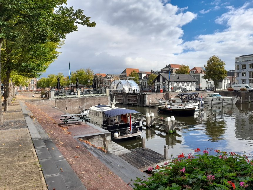 In de verte, in de 2e havenkom, bouwt men aan het podium voor het Lingehavenconcert. Op de voorgrond ligt 'Stoer' van Piet & Ineke.