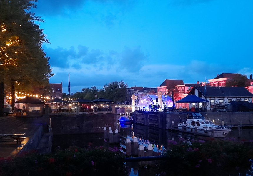Podium van het Lingehavenconcert gisteravond op een droog moment.