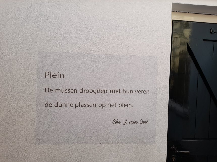 het onbekende gedicht van de Poëzieroute op de binnenplaats van de vroegere woning van  Rijk & Joke aan de Havendijk.