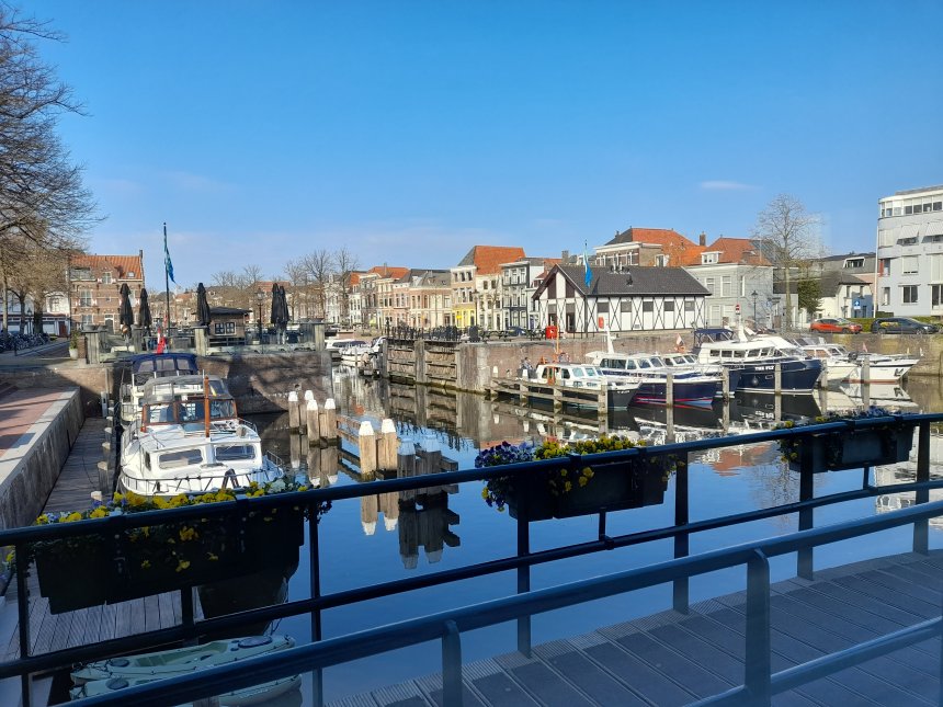 Het vaarseizoen is begonnen. De Lingehaven lag gisteren vol met passantenjachten.