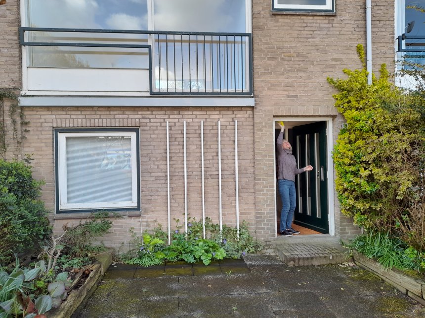 Anna maakt de voordeur schoon van de nieuwe woning van Tessa & Jeff.