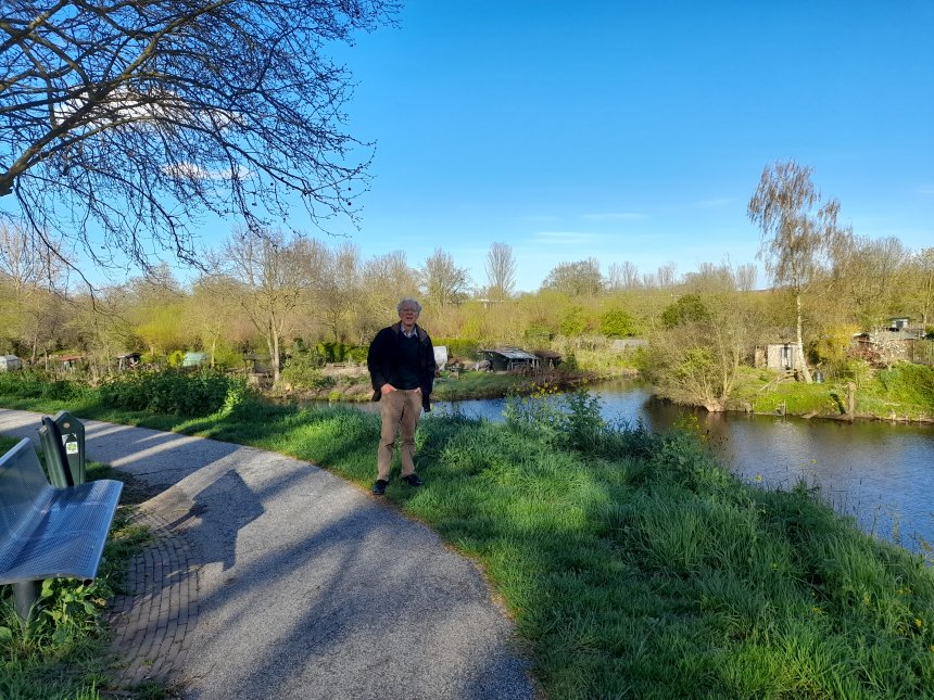 Joop op het Dalembolwerk op de plek waar in de berm het gedicht van Truus Gerhardt moet komen.