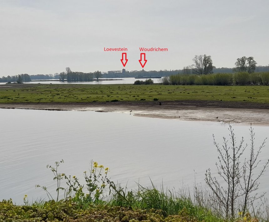 Foto van vorig weekeinde over de Merwede vanaf de Altenawal.