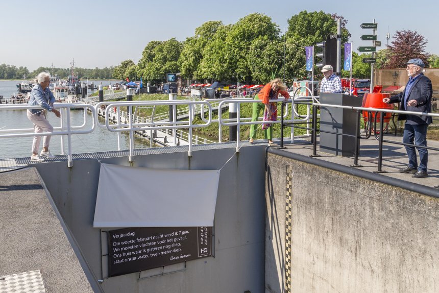 Onthulling van het nieuwe sluisgedicht. Vlnr. winnares Corrie Besems, Marcel Vaandrager, burgemeester Melissant en ik.  (foto: Irene Damminga, Damminga Fotografie)