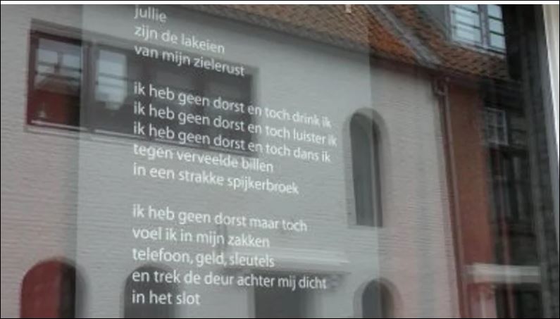 Het gedicht 'Kroegvrienden' toen het nog achter het raam van Café De Keizer hing.
