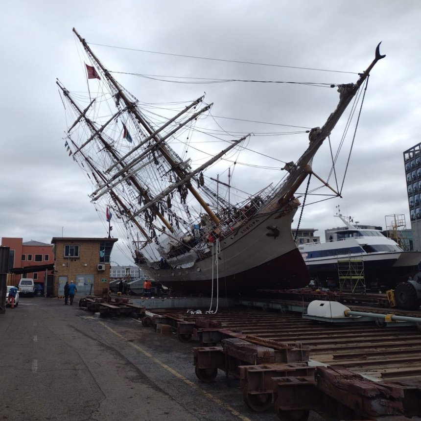 De Bark Europa is omgevallen op een werf in Kaapstad (foto: Bark Europa)