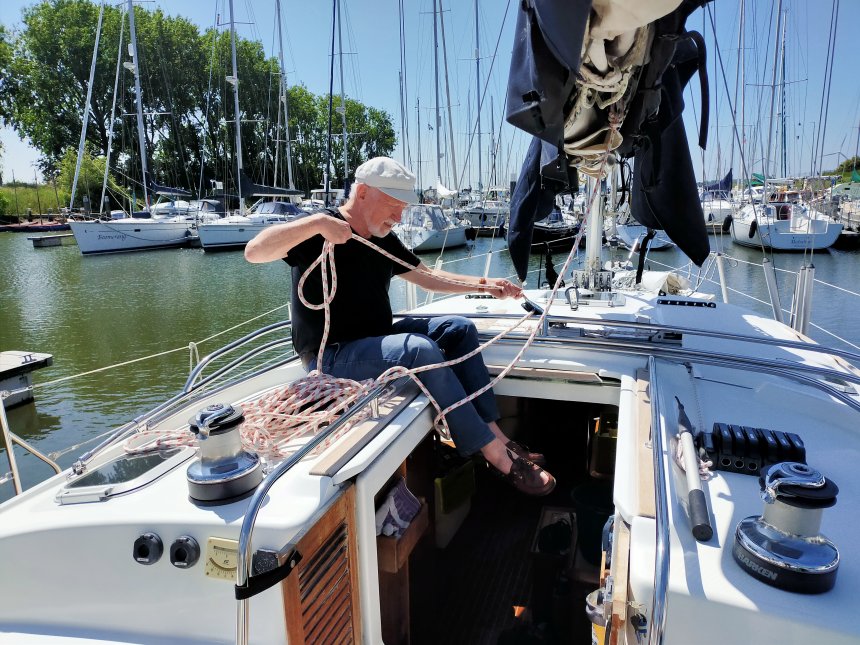 Vallen en schoten aanleggen. Als eerste de grootschoot.