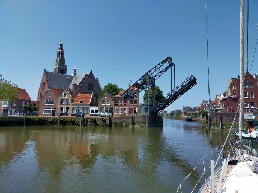 Het bruggetje bij het Kerkeiland in Maasluis. Daarna is het bakboord-uit de kade voor jachten.