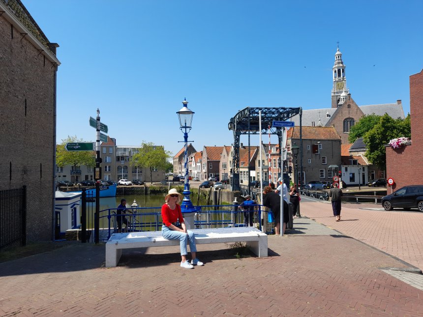 Anna bij het sluisje naast de Schansbrug. Verderop het Schans- of Kerkeiland. Rechts ervan is de kade waar Dulce ligt.