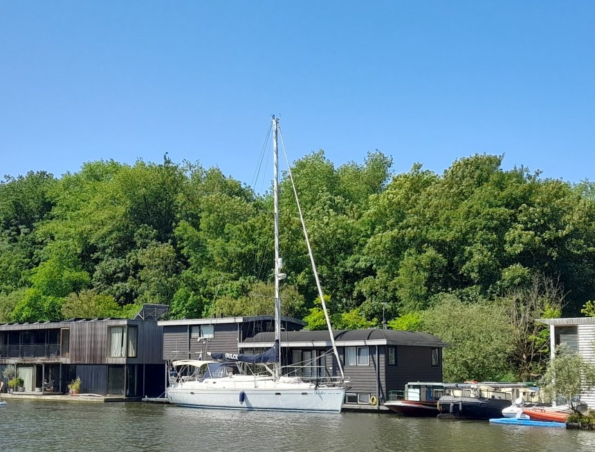 13 mei 2023. Dulce afgemeerd aan de woonark van Yvonne in Zijkanaal K, Amsterdam-Noord.