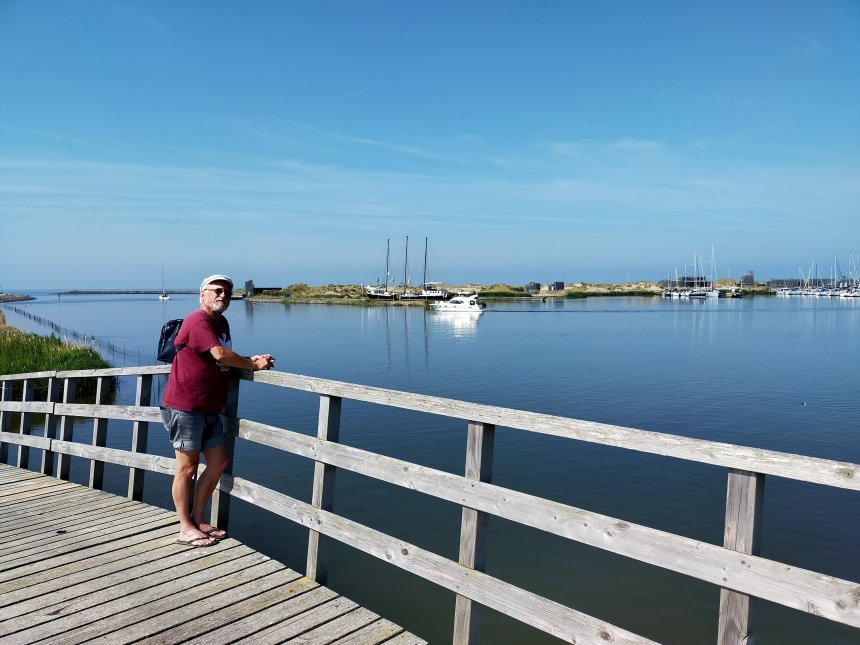 Het brugje naar de zuidelijk helft van het hoofdeiland, tegenover de haven en de uitvaart naar het Markermeer.
