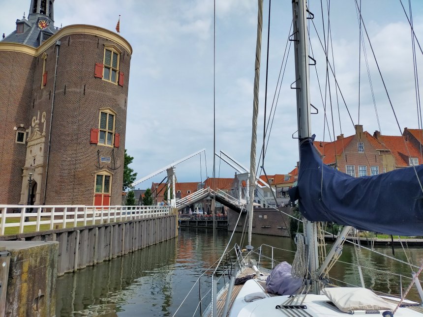 Enkhuizen. Het hefbrugje naast de Drommedaris over de invaart naar de Oude Haven.