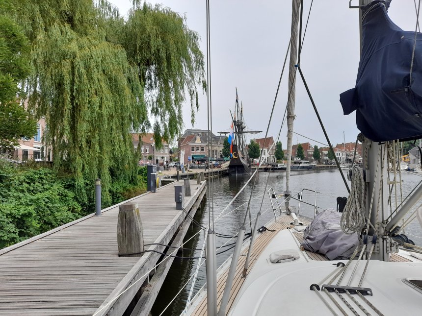Dulce in de Oude Haven van Enkhuizen. In de verte ligt de replica van de 'Halve Maen', een oud VOC-schip.uit 1609.