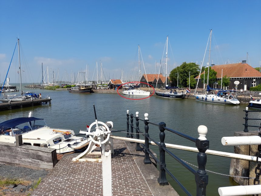 Dulce in de Hylper Haven (foto van gisteren). Lnks de uitvaart naar het IJsselmeer, midden en rechts achter de gebouwen de enorme marina.