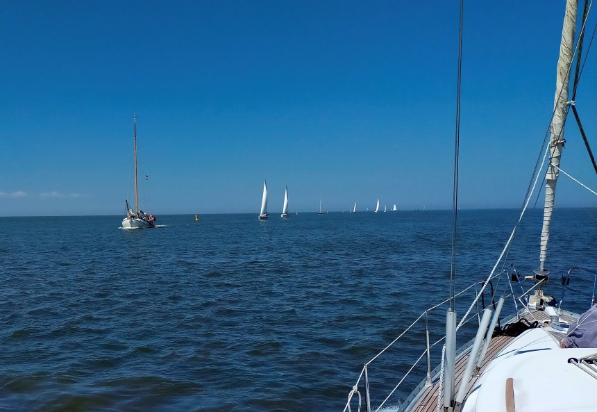 Op de Pollendam komen ons steeds meer jachten tegemoet, die de eilanden verlaten hebben.