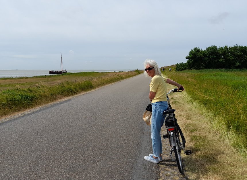 Met de electrische fiets op weg op Vlieland.