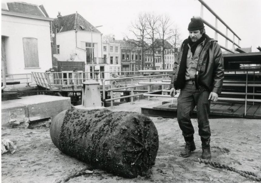 De oude sluis, 1986, waarin men een Duitse vliegtuigbom vond. Op de achtergrond links de voorganger van ons huis.