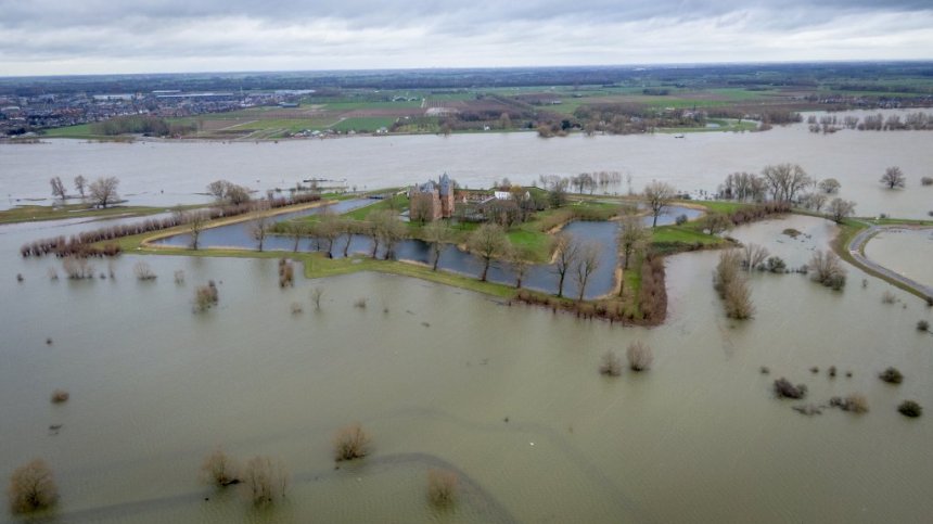 Slot Loevestein een paar dagen geleden ingesloten door hoog water (foto: Waterschap Rivierenland)