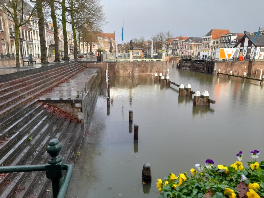 Het water stijgt in de Lingehaven. De steigers staan vandaag onder water.