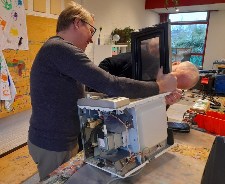 Reparatie van onze oude magnetron in het Repair Café Gorinchem.