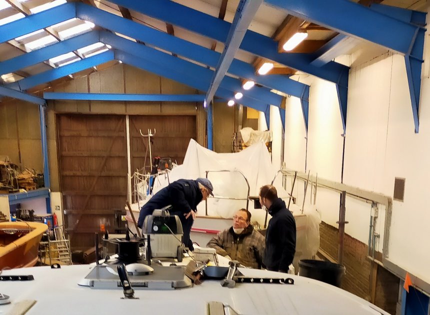 Dulce in de loods van Jachtwerf Rexwinkel. Overleg met Wolter-Jan en Pascal.