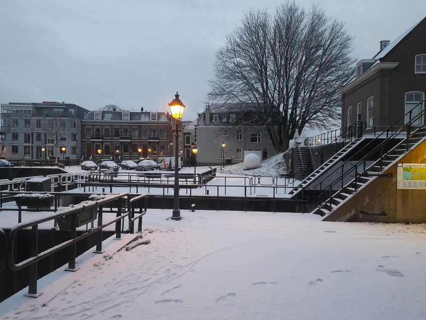De sluis gisterochtend vanuit onze serre.