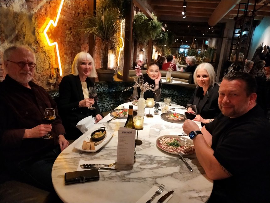 Met Esri, Barbara en Michel bij De Hoofdwacht.