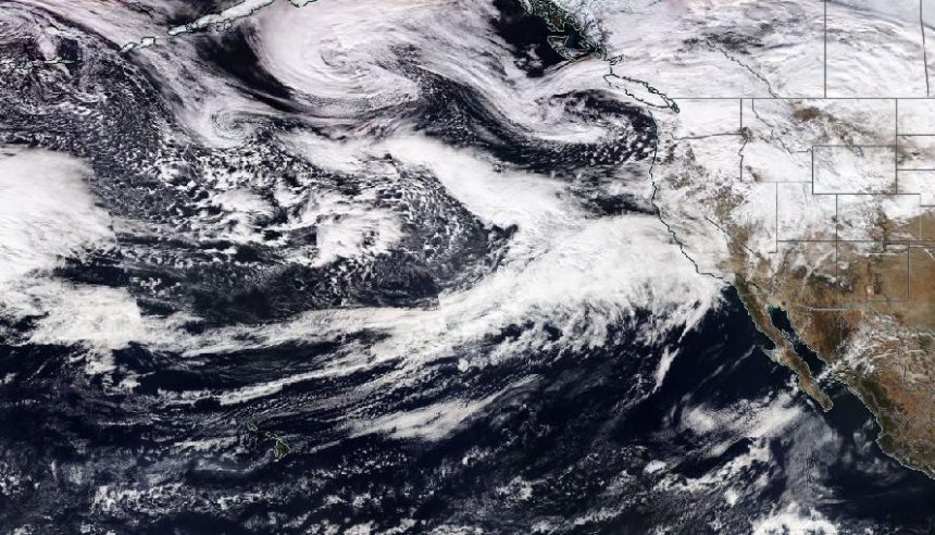 Een satellietopname (NASA) van gisteren toont hoe een langerekte atmosferische rivier over de Pacific de staat Californië treft.