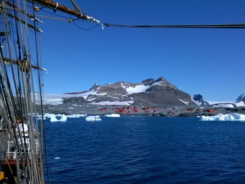 Vier jaar geleden met de Bark Europa voor Esperanza Base op Antarctica (eigen foto).