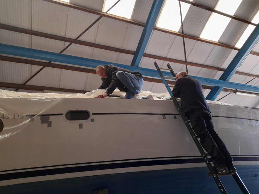 De schade-expert aan boord van Dulce. Op de ladder Benno van Jachtwerf Rexwinkel.