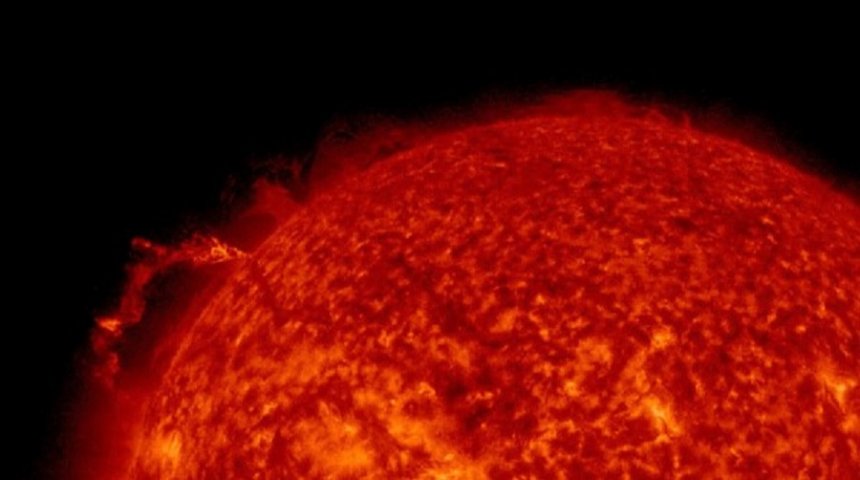 Uitbarsting van een massieve lus van plasma op de verre zijde van de zon op 9 maart jl. (Image credit: NASA/SDO)